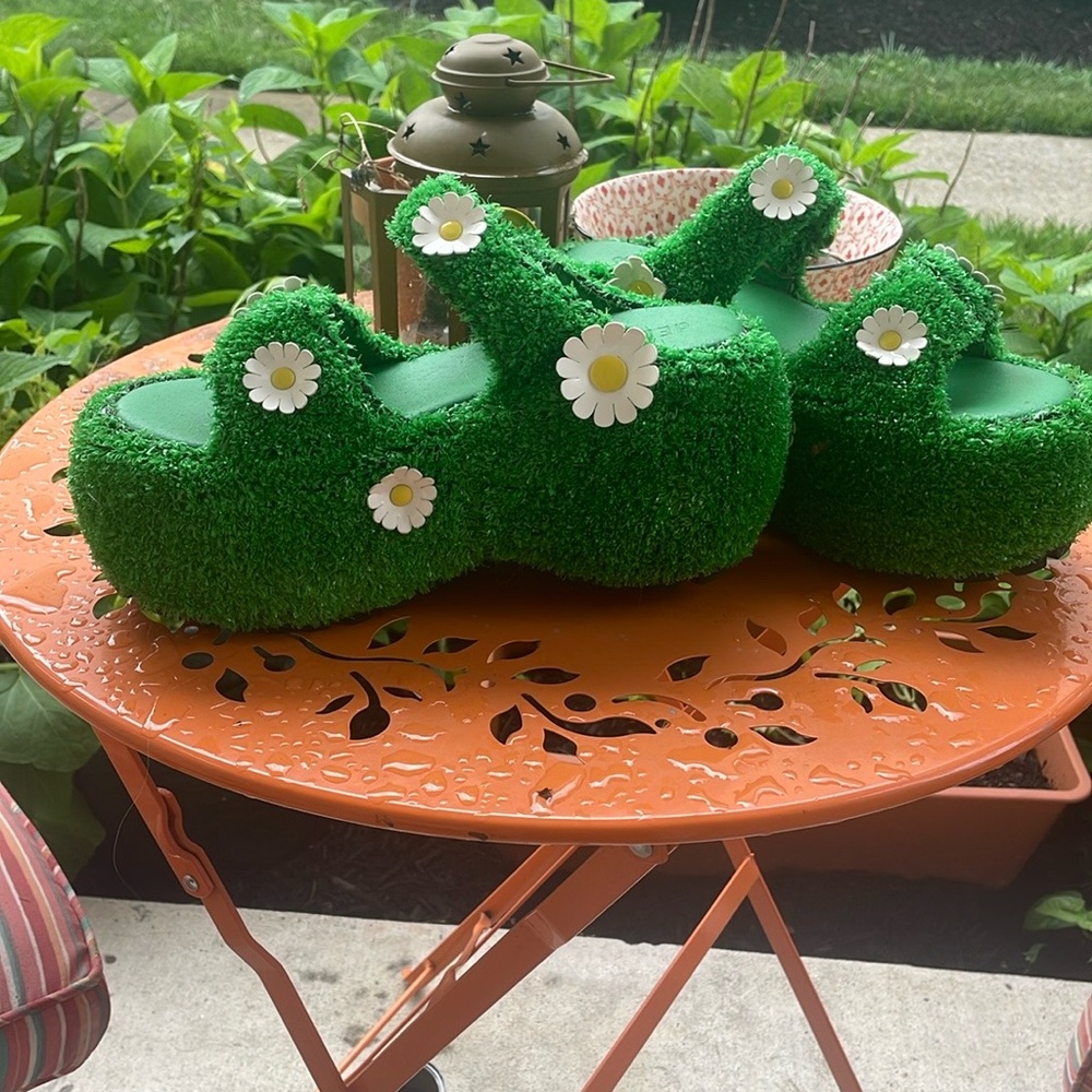 dELiA*s Green Daisy Platform Shoes - Picture 3 of 4